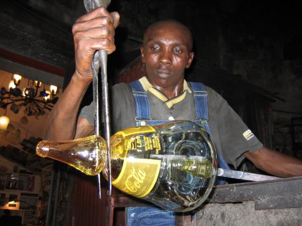 Master glassmaker Kailo, Kenya